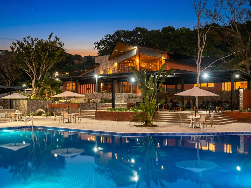 City Club in San Salvador with tennis, swimming, and dining facilities