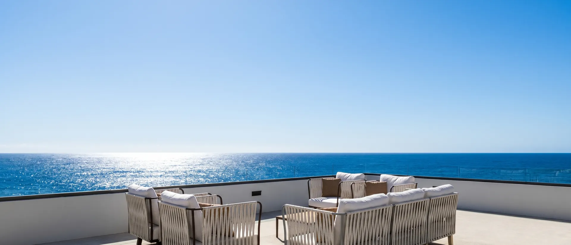Rooftop terrace overlooking the Pacific Ocean — El Alto OceanView Residences